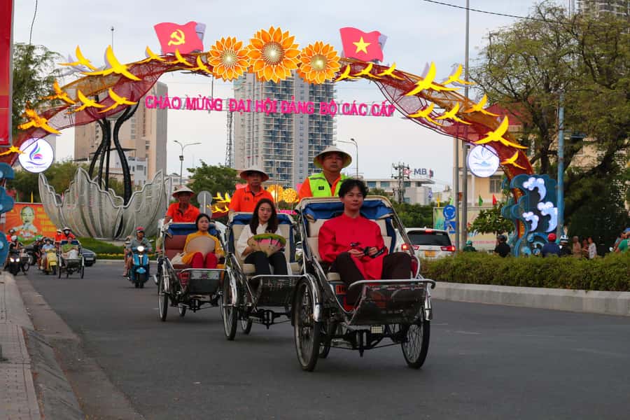 Nha Trang: Ao Dai Photoshoot with Cyclo Ride - Guide-assisted pictures or a professional photographer