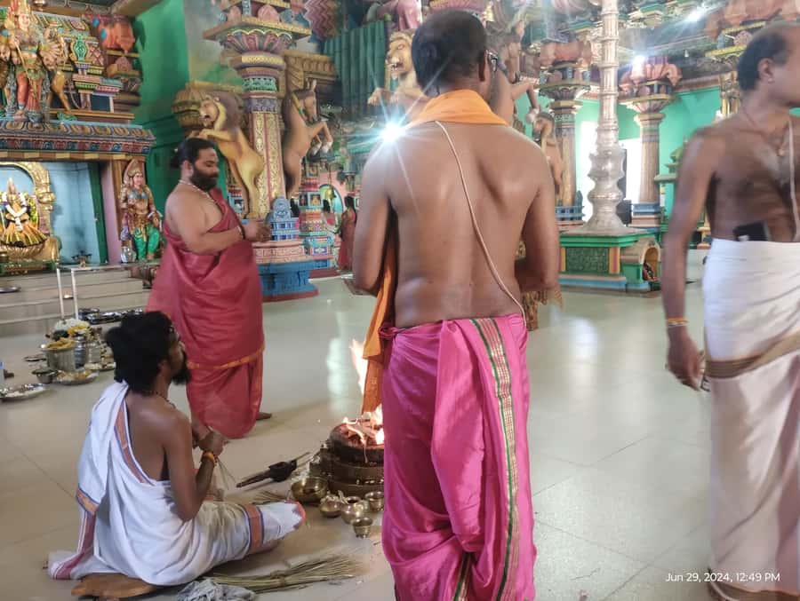 Nilaveli: Trinco City tour by Tuk Tuk - Feeding deer at the Trincomalee deer park
