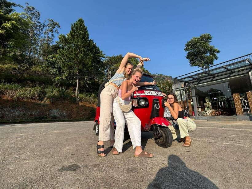 Nuwara Eliya Tuk-Tuk Tour Tea Picking,Tasting &Ramboda Falls - Starting in Nuwara Eliya, with a local guide at the wheel