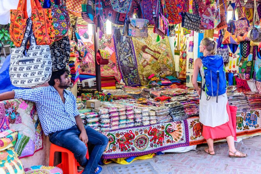 Old Delhi: 3-Hour Tuk-Tuk/Rickshaw Tour - Gurudwara Sis Ganj and the meaning of langar