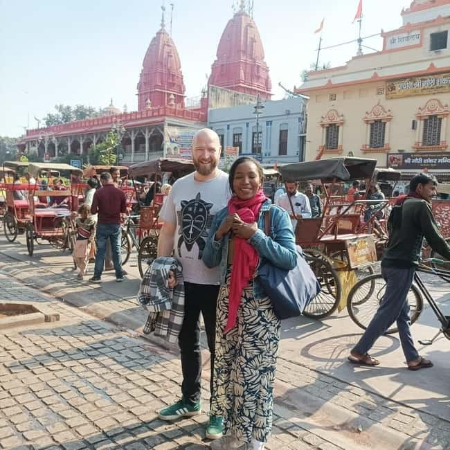 Old Delhi: Chandni Chowk, Food Tasting & Tuk Tuk Ride - Gurudwara Sis Ganj Sahib offers a different kind of welcome