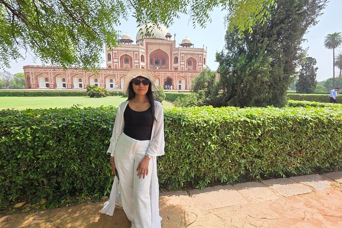 Old Delhi Tour by Tuk-Tuk Street Food and Shopping Experience - Gurudwara Sis Ganj Sahib and the langar tradition