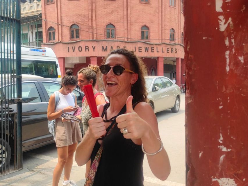 Old Delhi: Walking Tour with Tuk Tuk Ride & Snacks (Español) - Gauri Shankar Temple and the first religious landmarks