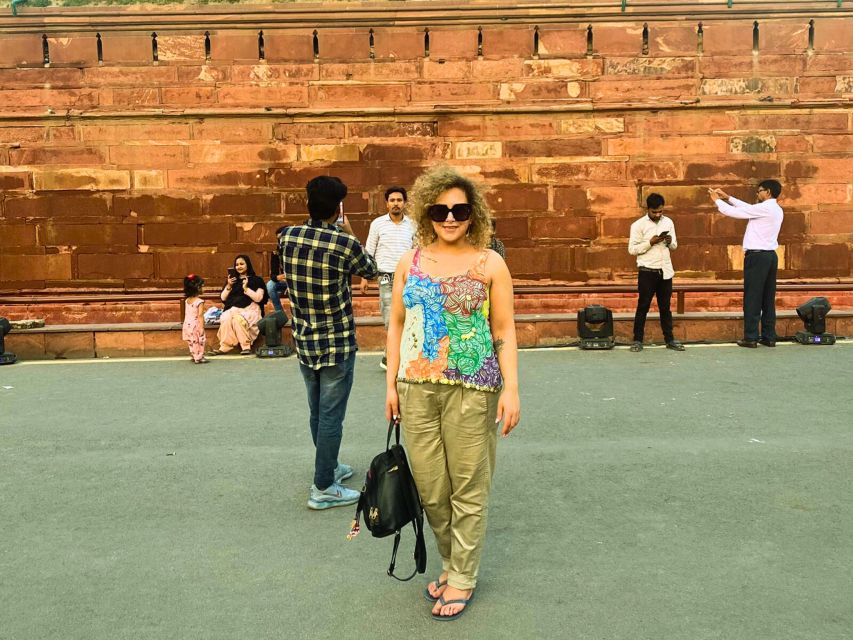Old Delhi: Walking Tour with Tuk Tuk Ride & Snacks (Español) - Shahi Sunehri Masjid and a short pause for snacks
