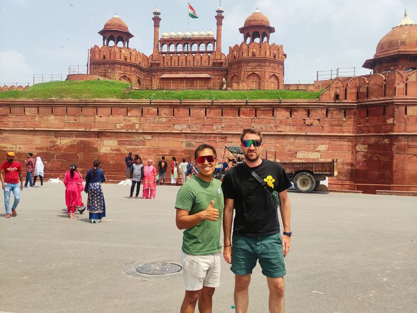 Old Delhi: Walking Tour with Tuk Tuk Ride & Snacks (Español) - Town Hall, Chandni Chowk, and the tuk tuk ride