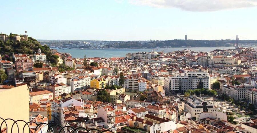 Old town of Lisbon on board of a tuk tuk- 1hour - Key points to know before booking