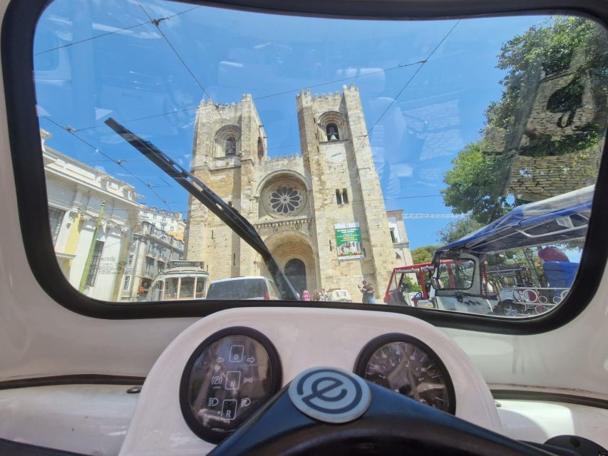 Old town of Lisbon on board of a tuk tuk- 1hour - Who will get the most from this short ride?