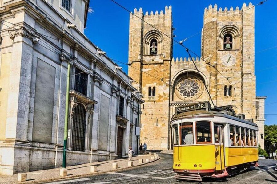 Old town of Lisbon on board of a tuk tuk- 1hour - Lisbon Cathedral in a five-minute stop