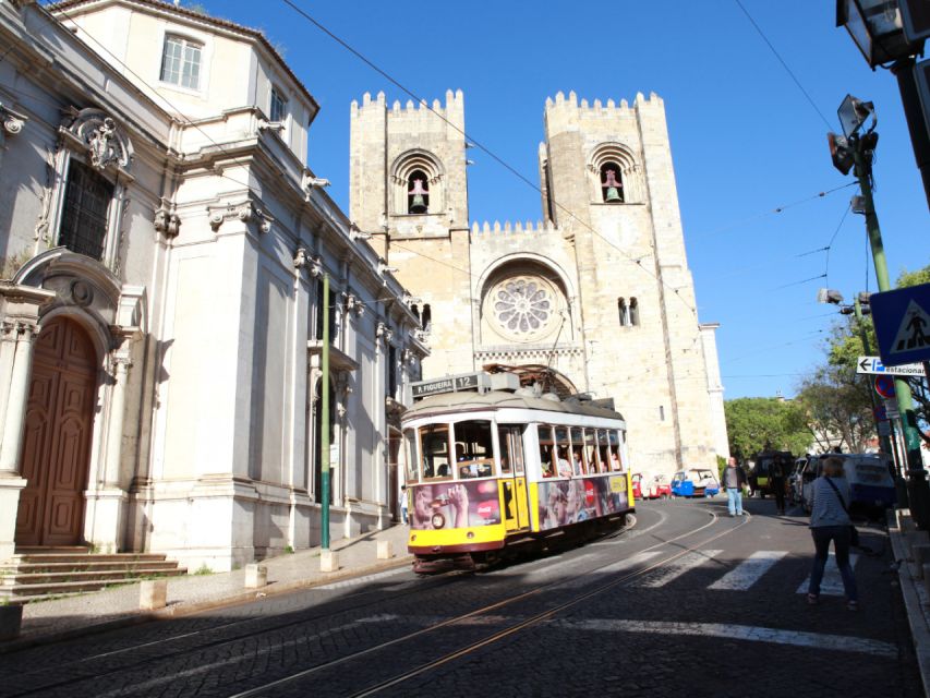 Old town of Lisbon on board of a tuk tuk- 1hour - What the private format adds