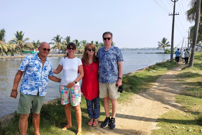 One hour Backwater Tour and tuk tuk tour in kochi with pickup - Paradesi Synagogue and the spice market