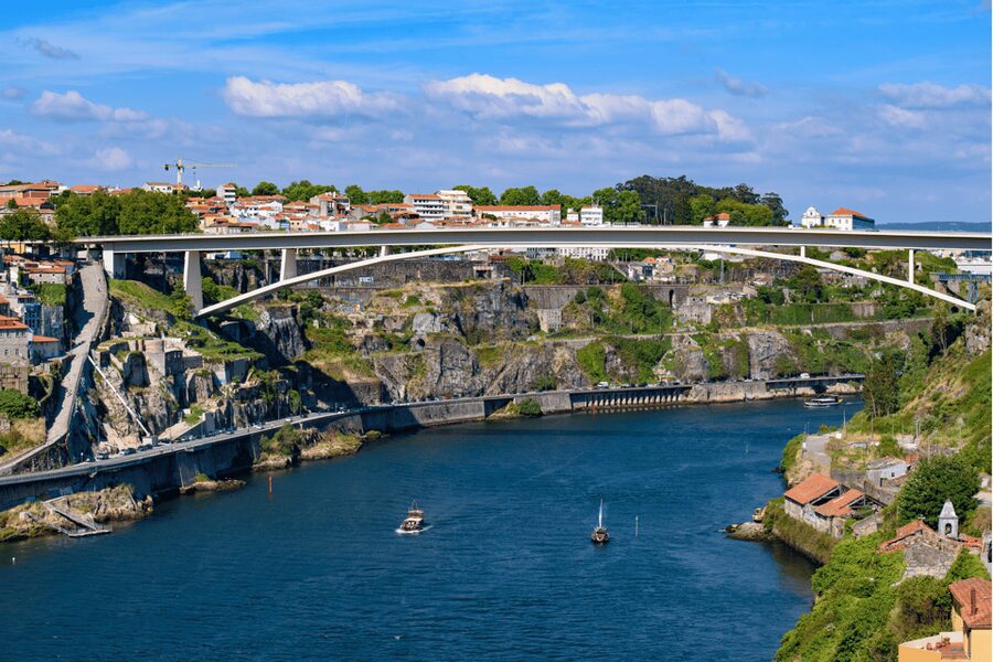 Oporto Tuk Tuk Tour: Among bridges and mysteries - 1.30h - São João Bridge and modern engineering
