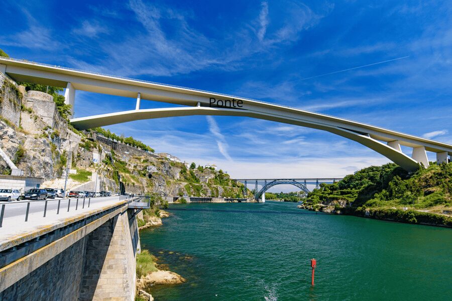 Oporto Tuk Tuk Tour: Among bridges and mysteries - 1.30h - Dom Luís I, Porto’s signature crossing
