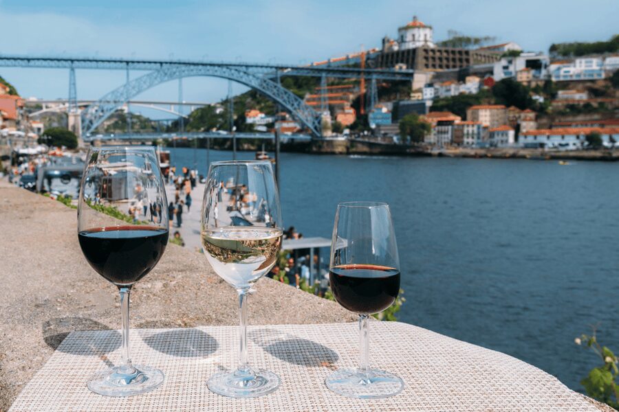 Oporto Tuk Tuk Tour: Among bridges and mysteries - 1.30h - Arrábida Bridge and the run toward the Atlantic