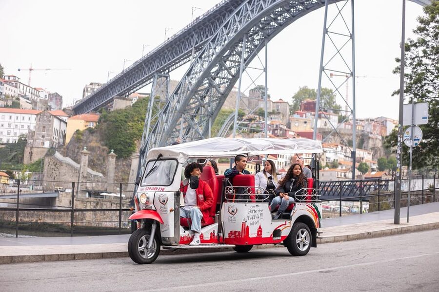 Oporto Tuk-Tuk Tour: Fast, Fun & Flexible – 1H to Full Day! - Rua das Flores and the way down to Ribeira