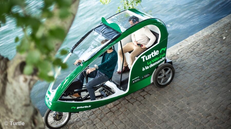 Paris: Private guided tour in Rickshaw bike - Gustave Eiffel - Arc de Triomphe and the Champs-Élysées
