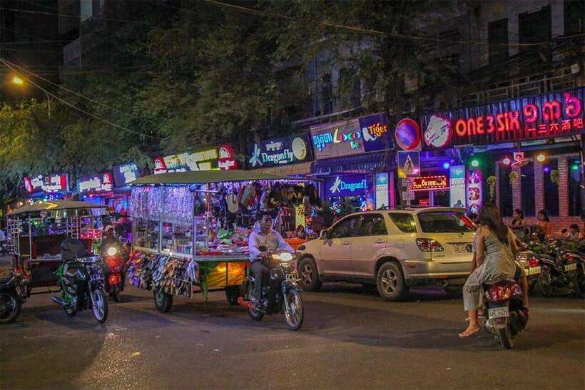 Phnom Penh: 9 Exciting Spots Evening Tuk-Tuk Tour - The King Father Statue and central city views