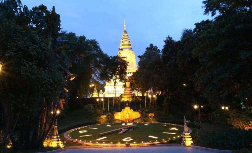 Phnom Penh: 9 Exciting Spots Evening Tuk-Tuk Tour - Independence Monument and the first look at Phnom Penh after dark