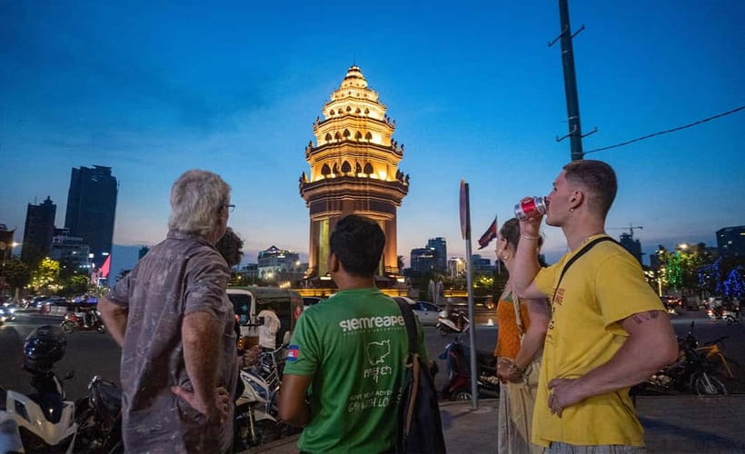 Phnom Penh: Evening City Tour by Tuk Tuk with 1 Dinner - Wat Phnom and the story of Lady Penh