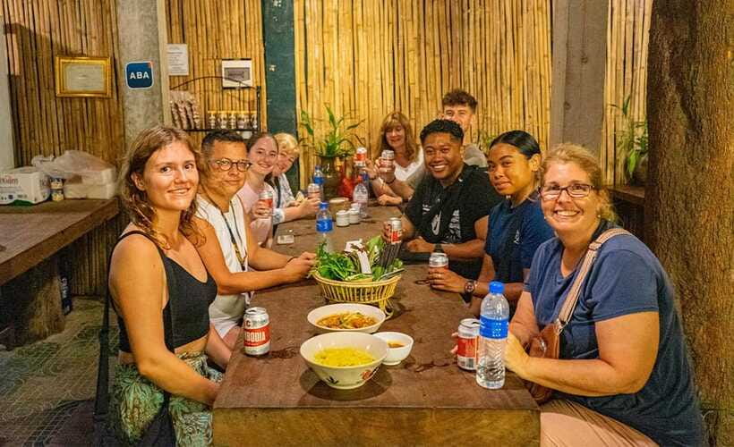 Phnom Penh: Evening City Tour by Tuk Tuk with 1 Dinner - Diamond Island after dark