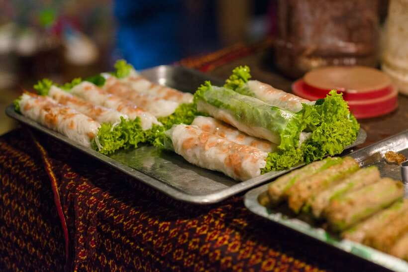 Phnom Penh: Evening Food Tour with Drinks & Tuk Tuk Included - Russian Market after dark