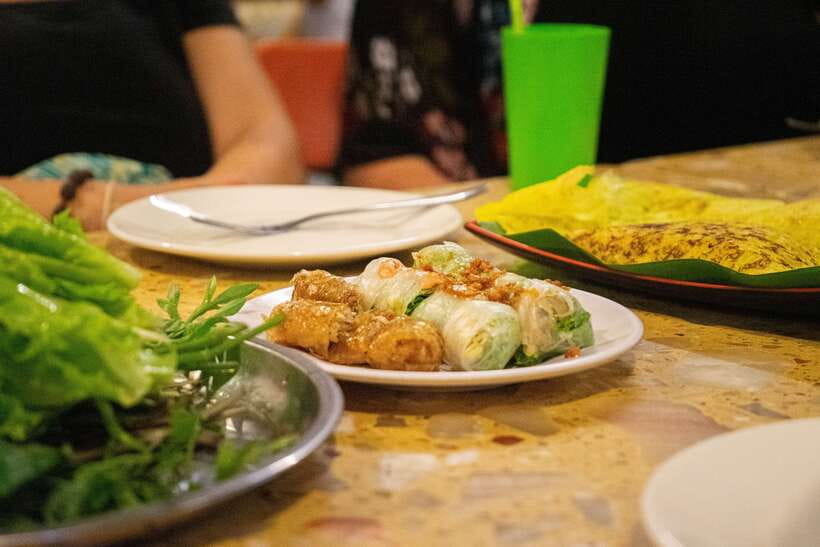 Phnom Penh: Evening Food Tour with Drinks & Tuk Tuk Included - Independence Monument and the Royal Palace area
