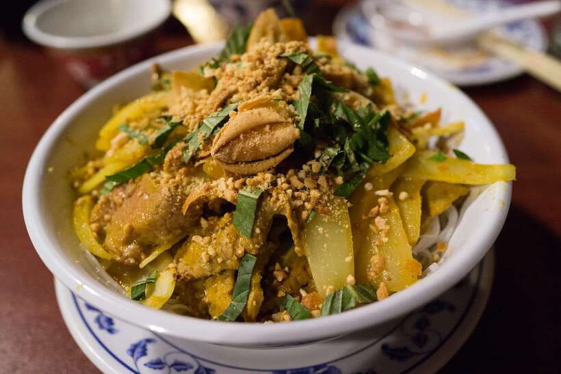 Phnom Penh: Evening Food Tour with Drinks & Tuk Tuk Included - The final hour at a backstreet bar