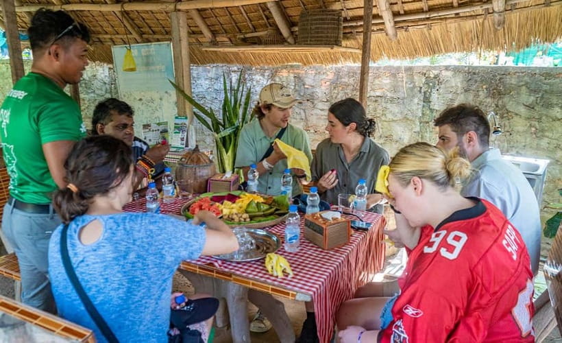 Phnom Penh Haft Day Tour to Silk Island by Tuk Tuk - The Buddhist temple stop