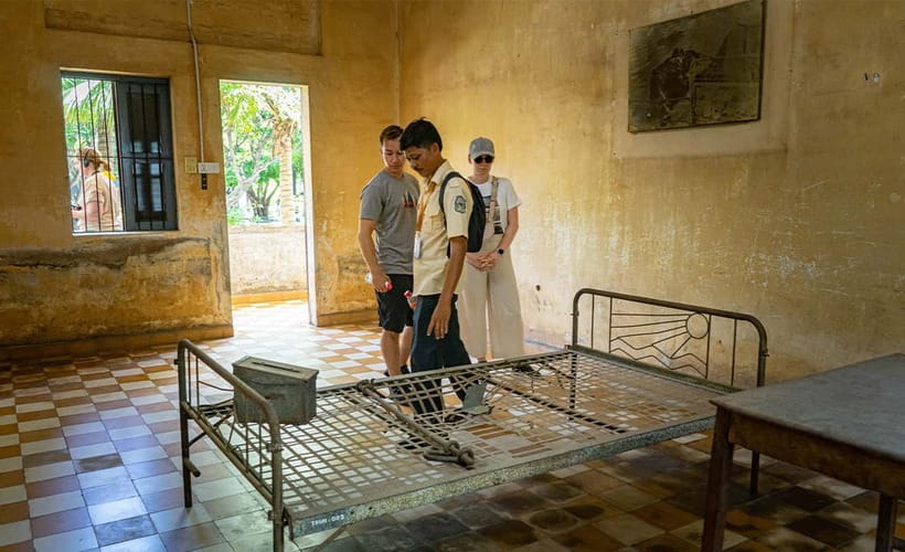 Phnom Penh Historical Sites Tour by Tuk Tuk - Wat Phnom and the city’s spiritual center