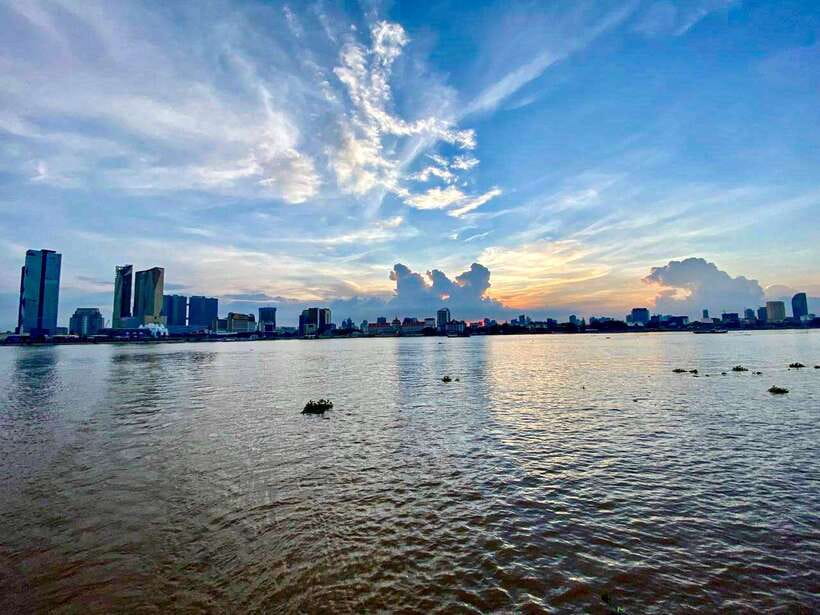 Phnom Penh: Mekong River Sunset Cruise and Tuk Tuk Ride - Fishing villages and houses on stilts