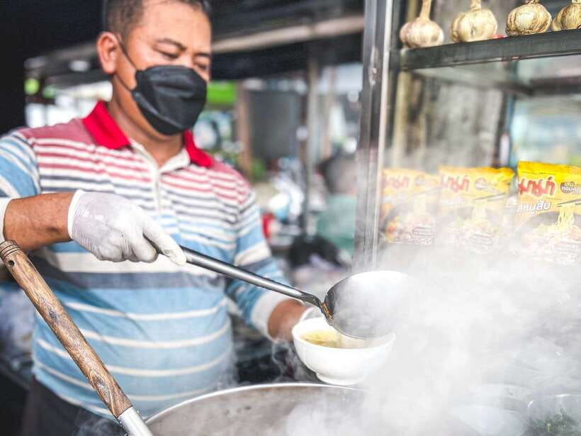 Phnom Penh: Morning Market & Guided Breakfast Tour by Tuktuk - Key points at a glance