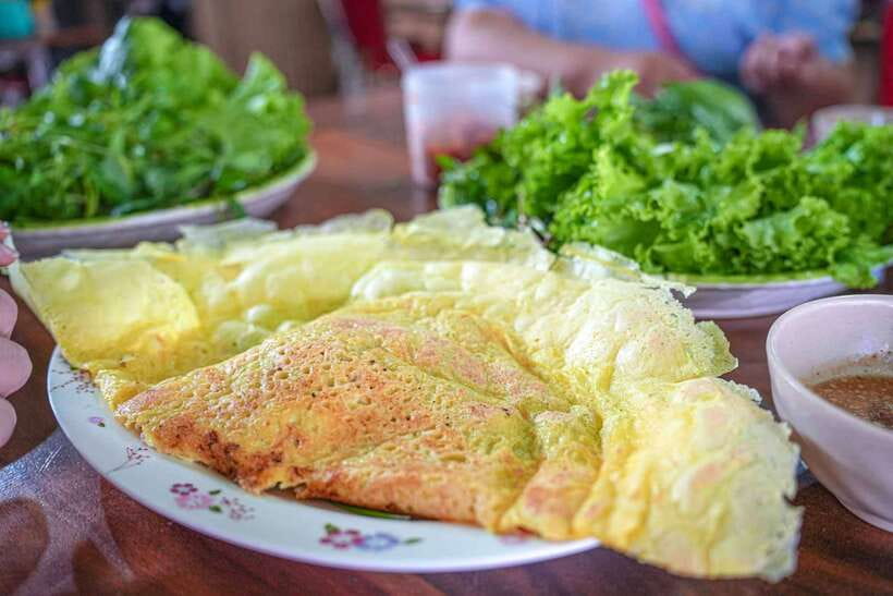 Phnom Penh: Morning Market & Guided Breakfast Tour by Tuktuk - First stop: coffee and noodle soup