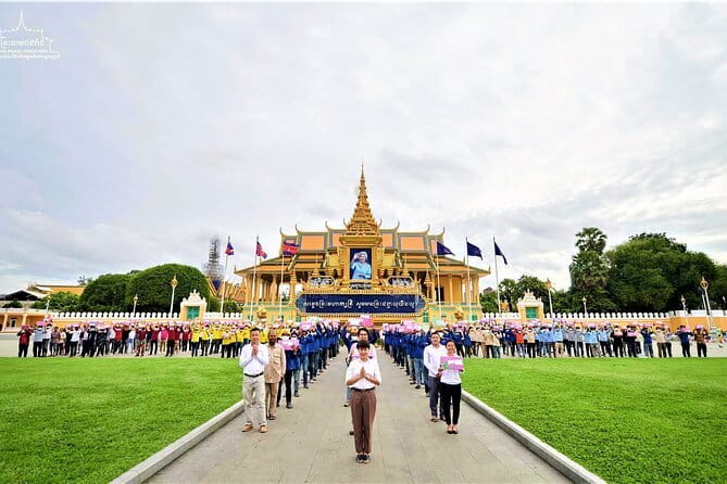 Phnom Penh Night City Highlights & Local Food tour by Tuktuk - Finishing with a local beer at Bassac Lane