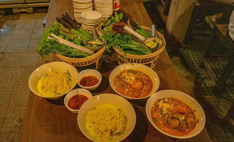 Phnom Penh: Night Foodie Tour by Tuk Tuk with Drinks - Starting at 6 pm with a city ride