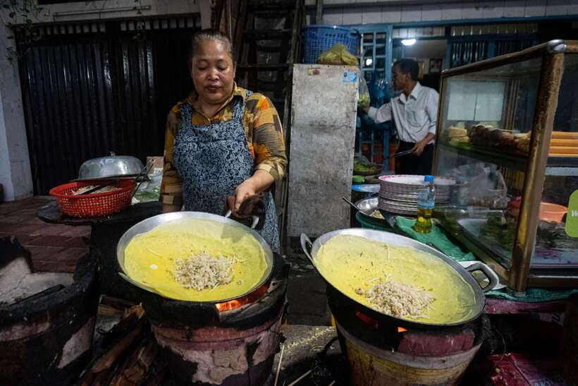 Phnom Penh: Night Foodie Tour by Tuk Tuk with Drinks - Royal Palace and Independence Monument by tuk-tuk