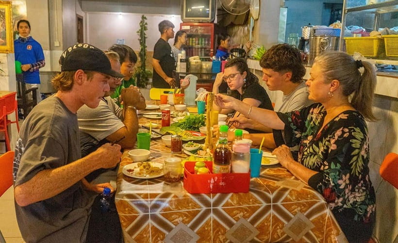 Phnom Penh: Night Foodie Tour by Tuk Tuk with Drinks - Riverfront air and Phnom Penh after dark