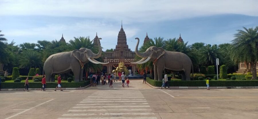 Phnom Penh: Private City Tour by Tuk-Tuk/Full or Half Day - The National Museum and three important temples