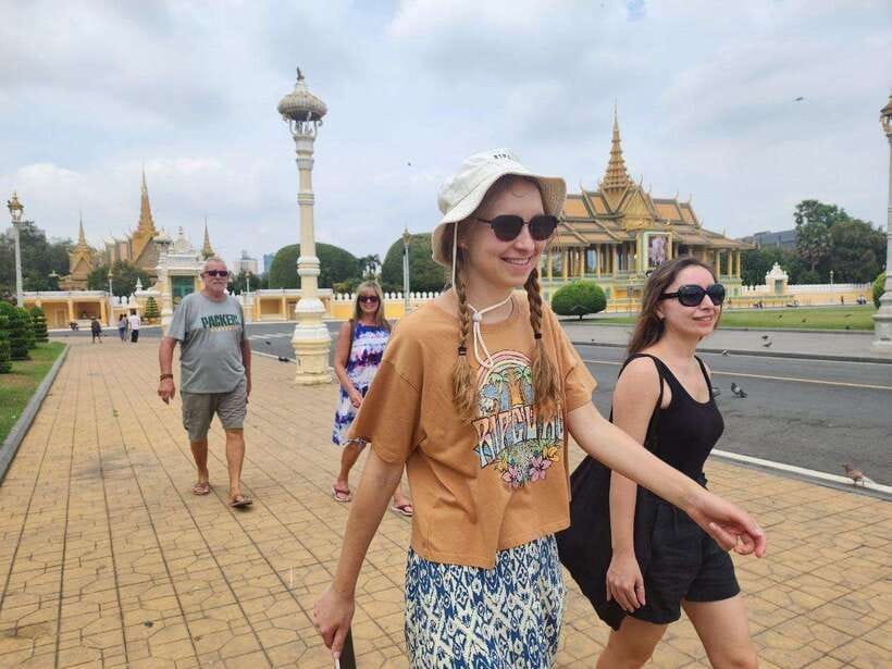 Phnom Penh: Private Tuk-Tuk Tour with English-Speaking - Independence Monument and the weight of S21
