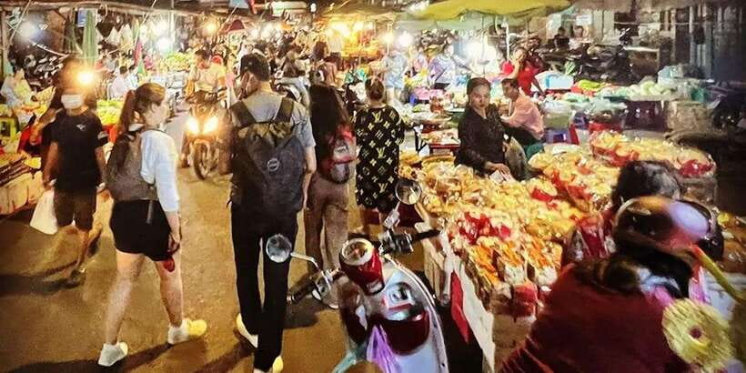 Phnom Penh's Ultimate Street Food Tour by Tuk Tuk - Independence Monument: dessert and regional flavors