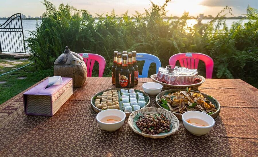 Phnom Penh: Silk Island Sunset by Tuk Tuk with food & drinks - The golden temple begins the cultural side of the trip