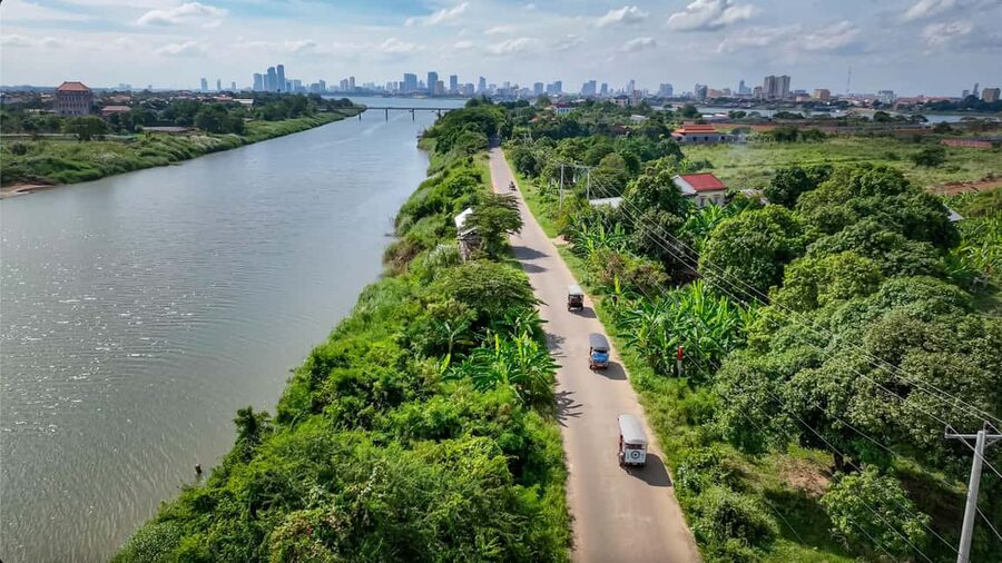 Phnom Penh: Silk Island Sunset by Tuk Tuk with food & drinks - Local snacks at Koh Oknha Tei