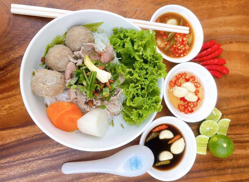 Phnom Penh: Street Art & Food Tour by Tuk-Tuk - Key things to know before you book