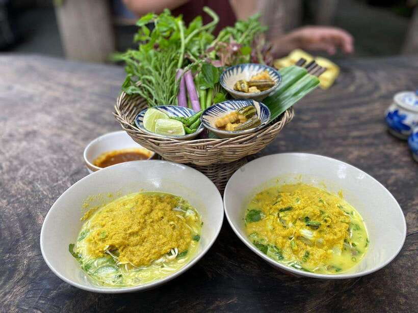 Phnom Penh: Street Art & Food Tour by Tuk-Tuk - Banh Chaev and the meal near Wat Botum Park