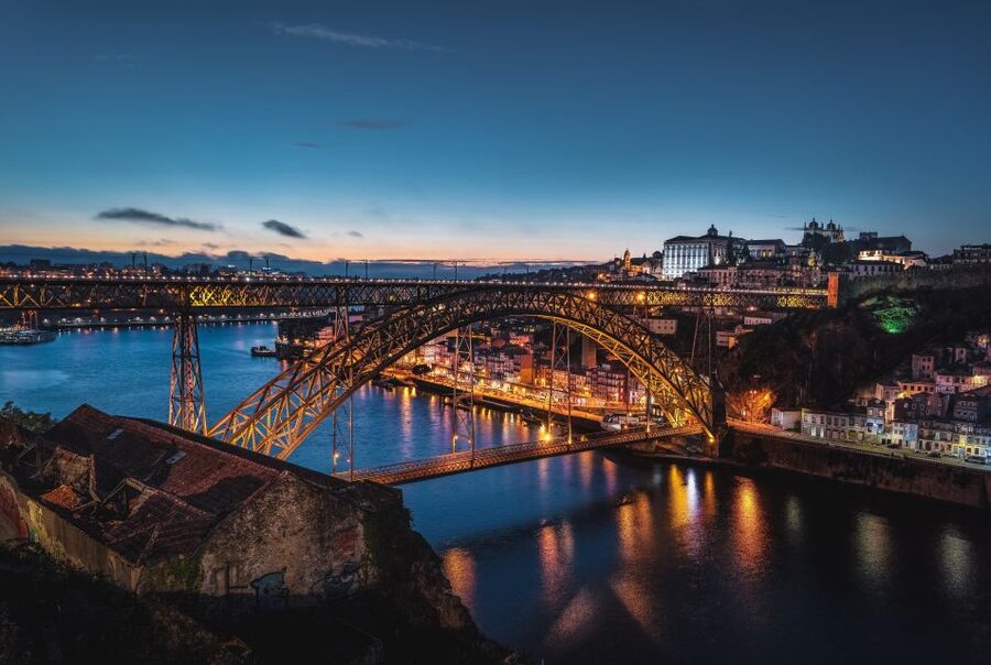 Porto: Guided Tuk Tuk Tour - From Café Batalha to the Fernandina walls