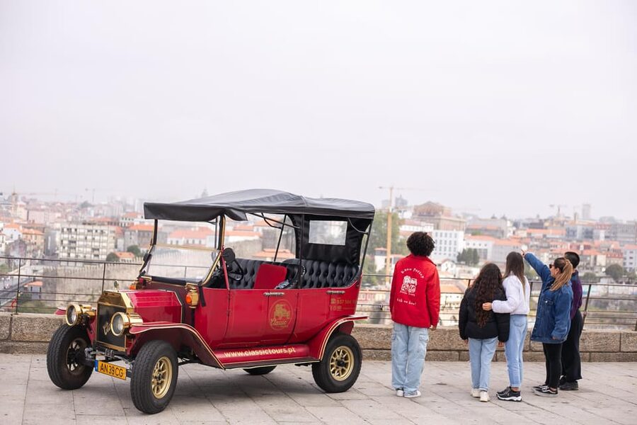 Porto Legends Full Day: Walk & TukTuk Fun Tour - Meeting the Tuk Tuk at Muralha