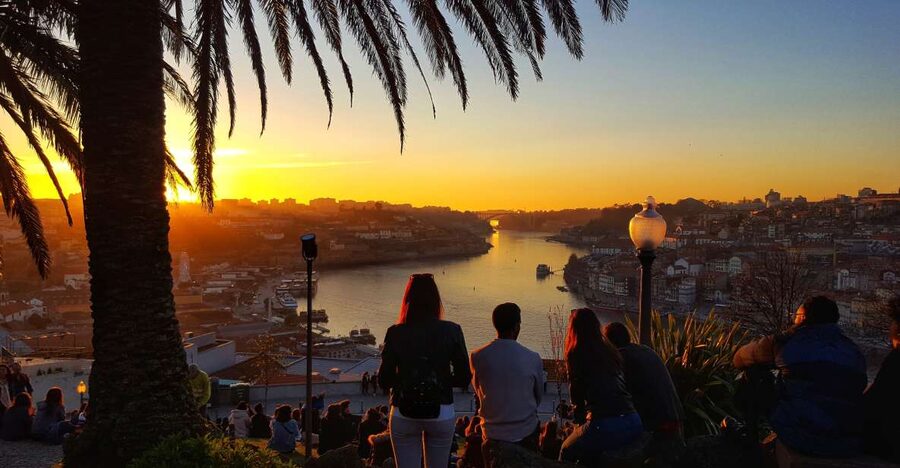 Porto: Tuk Tuk Sunset Tour with Glass of Port Wine - Guides make the short format work