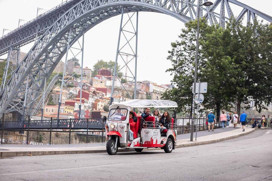 Porto: Tuk tuk Tours with Port Wine Tasting - What the guides add to the ride