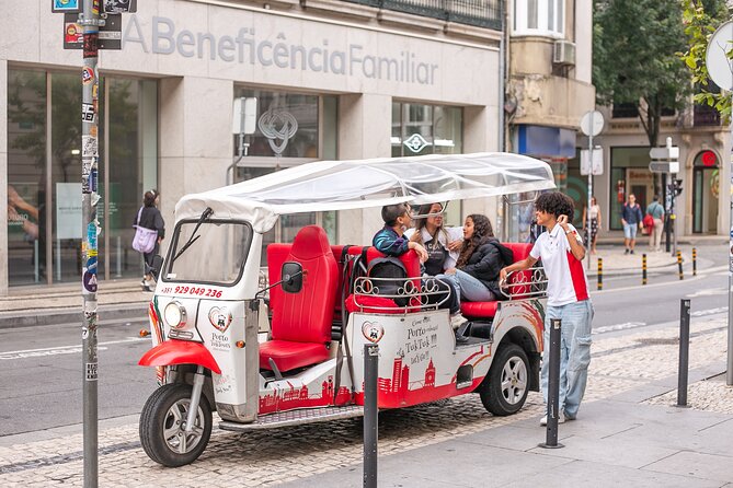 Porto: Tuk tuk vip guided tour - 1.30h - Why a tuk tuk works well in Porto