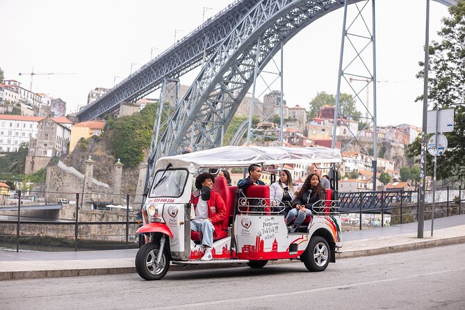 Porto: Tuk tuk vip guided tour - 1.30h - Aliados Avenue and the shape of central Porto