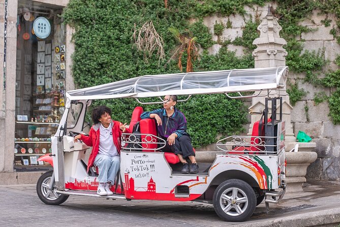 Porto: Tuk tuk vip guided tour - 1.30h - Carmo, Carmelitas, and Porto’s narrowest curiosity