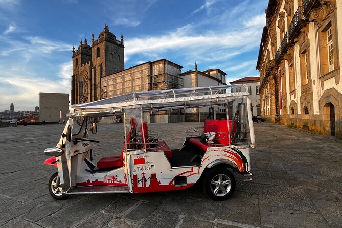 Porto: Tuk tuk vip guided tour - 1.30h - Starting beside Porto Cathedral
